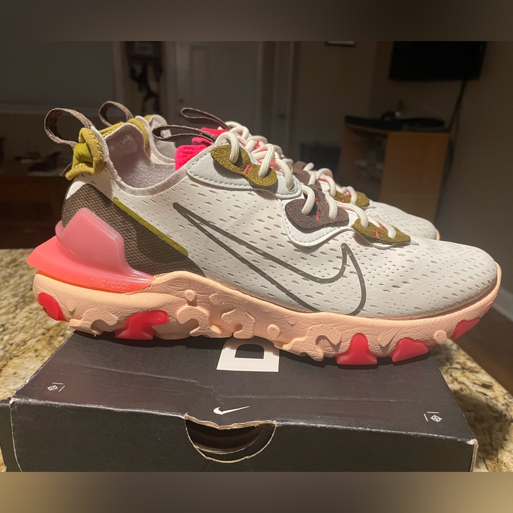Women’s Nike React Vision Siren Red Workout Sneakers - Picture 4 of 12